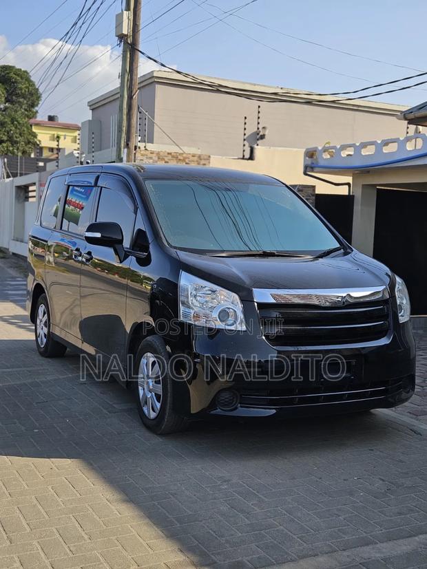 Toyota Noah 2010 Black
