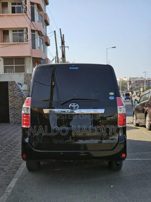 Toyota Noah 2010 Black