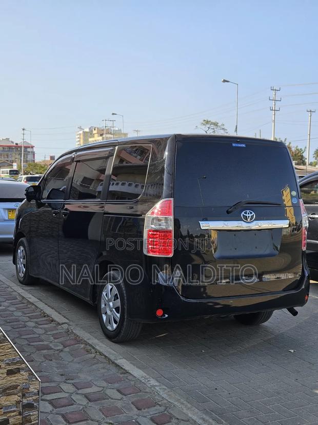 Toyota Noah 2010 Black