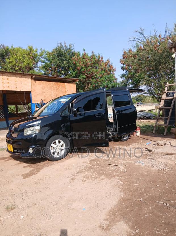Toyota Voxy 2008
