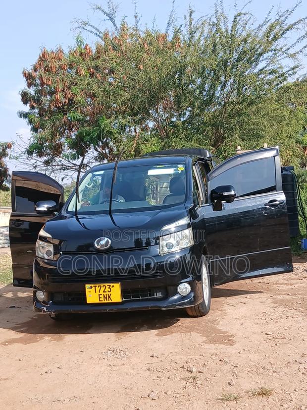 Toyota Voxy 2008