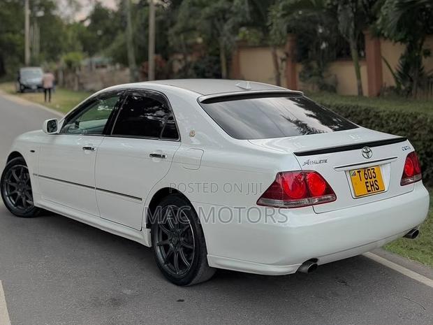 Toyota Crown 2005 White