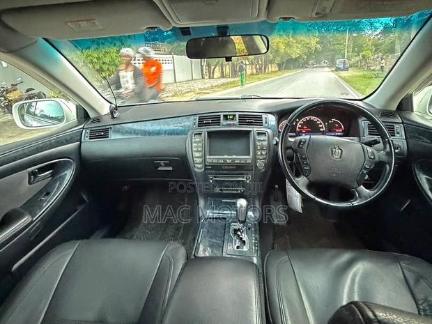 Toyota Crown 2005 White