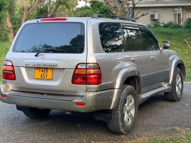 Toyota Land Cruiser 2000 Silver