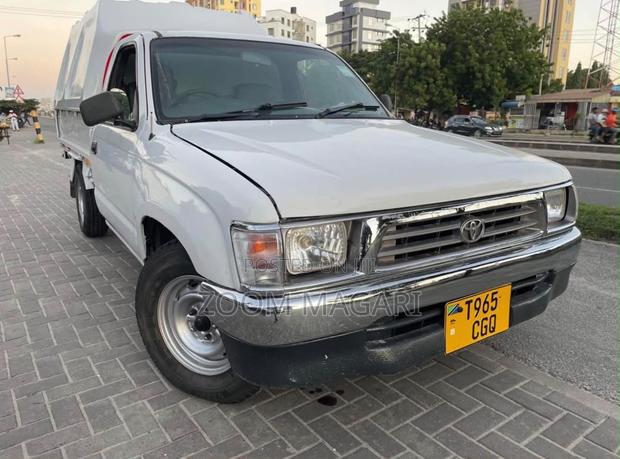 Toyota Hilux 2002 White