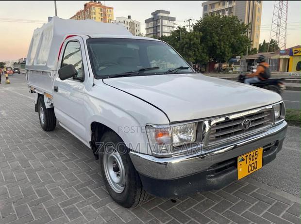 Toyota Hilux 2002 White