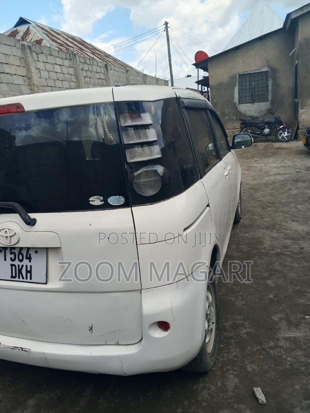 Toyota Sienta 2004 White