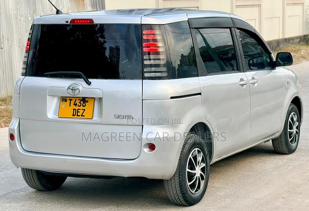 Toyota Sienta 2006 Silver