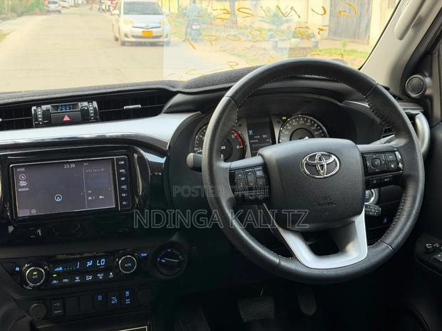 Toyota Hilux 2024 Gray