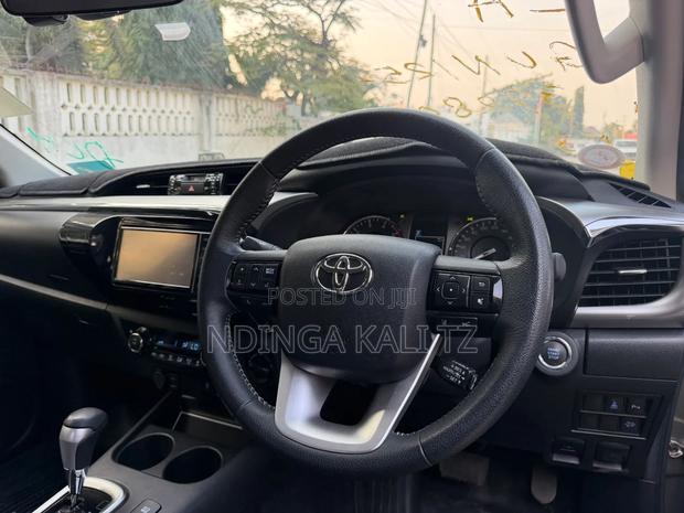 Toyota Hilux 2024 Gray