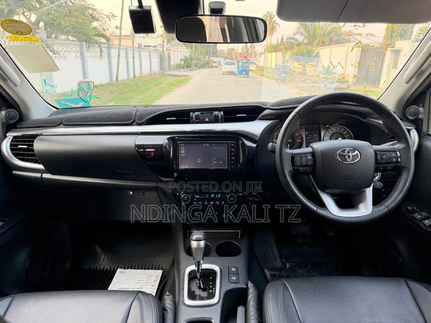 Toyota Hilux 2024 Gray