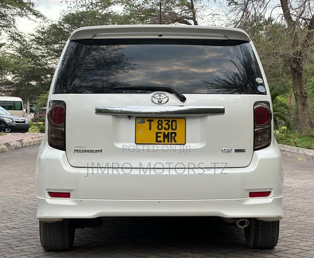 Toyota Corolla Rumion 2012 White