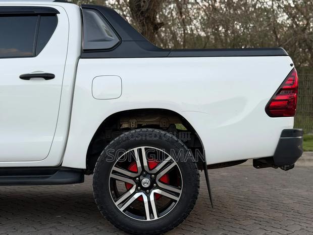 Toyota Hilux 2019 White