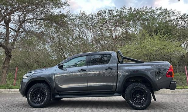 Toyota Hilux 2023 Gray