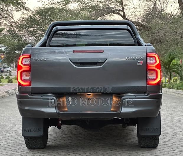 Toyota Hilux 2023 Gray