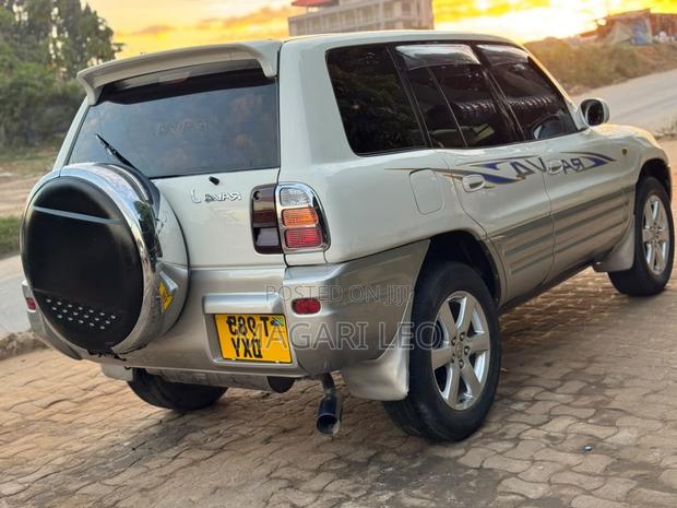 Toyota RAV4 Base 4x4 1999 White