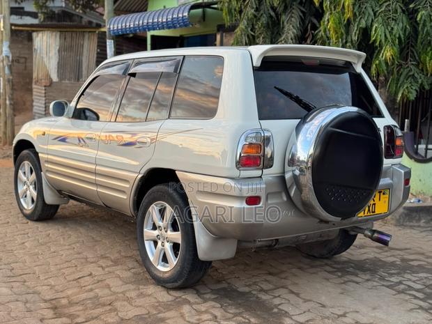 Toyota RAV4 Base 4x4 1999 White