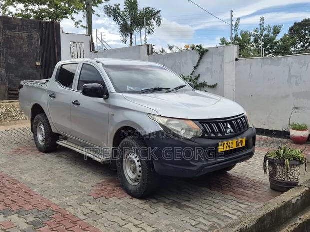 Mitsubishi L200 2015 Silver