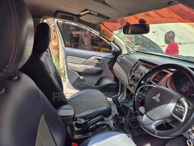 Mitsubishi L200 2015 Silver