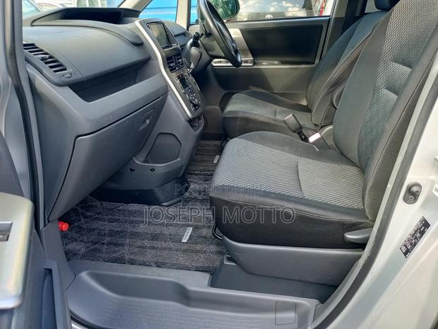Toyota Noah 2009 Silver