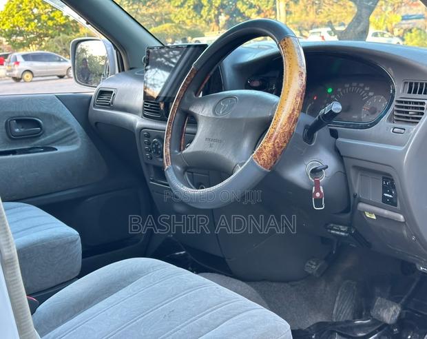 Toyota Noah 2.0 FWD (8 Seater) 2003 White