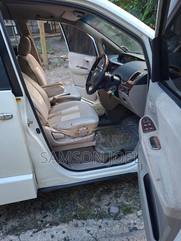 Toyota Noah 2005 White
