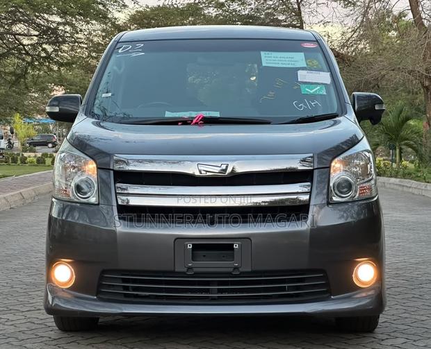 Toyota Noah 2008 Gray