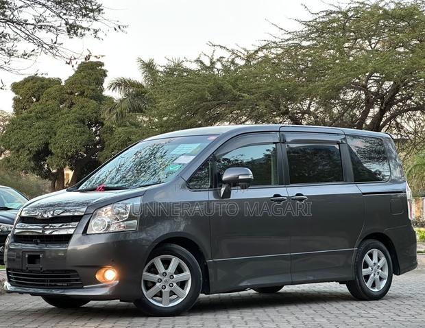 Toyota Noah 2008 Gray
