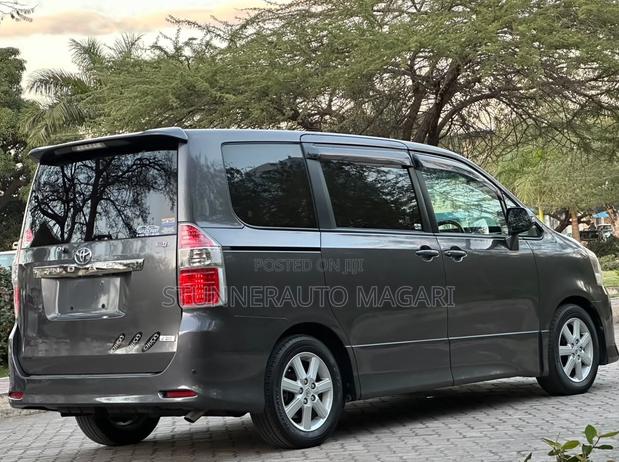 Toyota Noah 2008 Gray