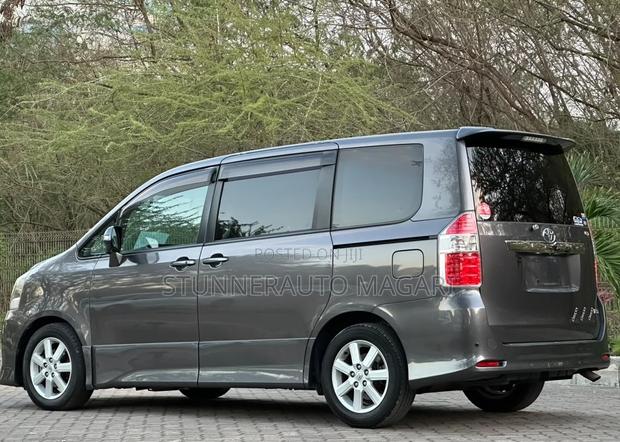 Toyota Noah 2008 Gray
