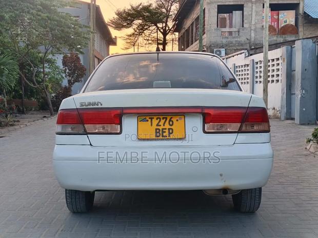 Nissan Sunny 2001 White