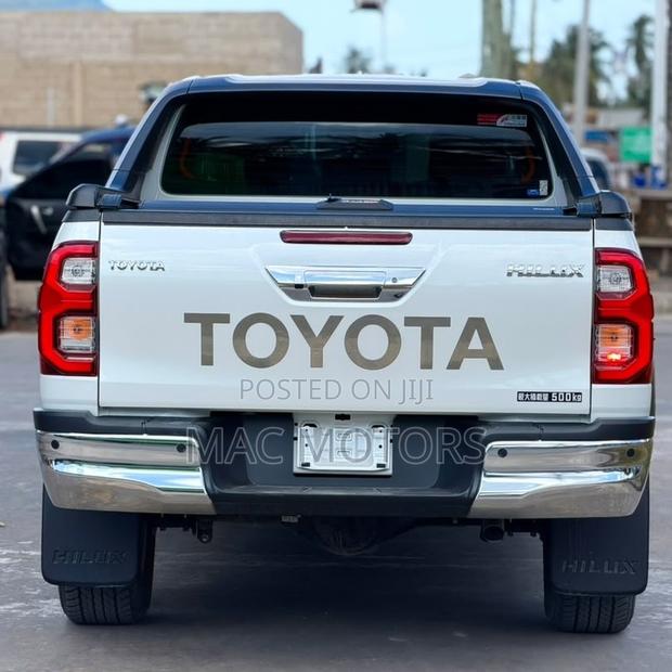 Toyota Hilux 2024 White