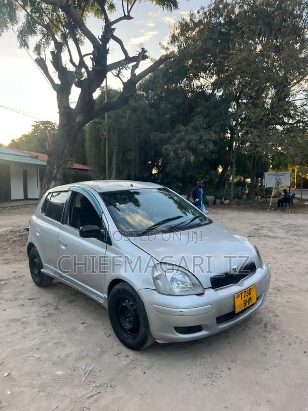 Toyota Vitz 2000 Silver
