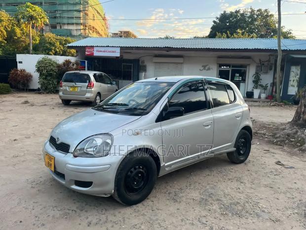 Toyota Vitz 2000 Silver