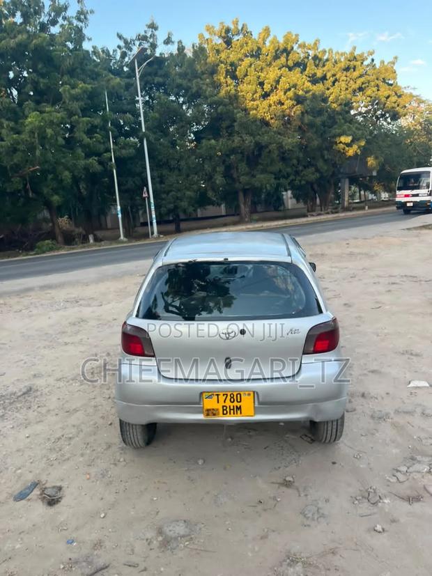 Toyota Vitz 2000 Silver