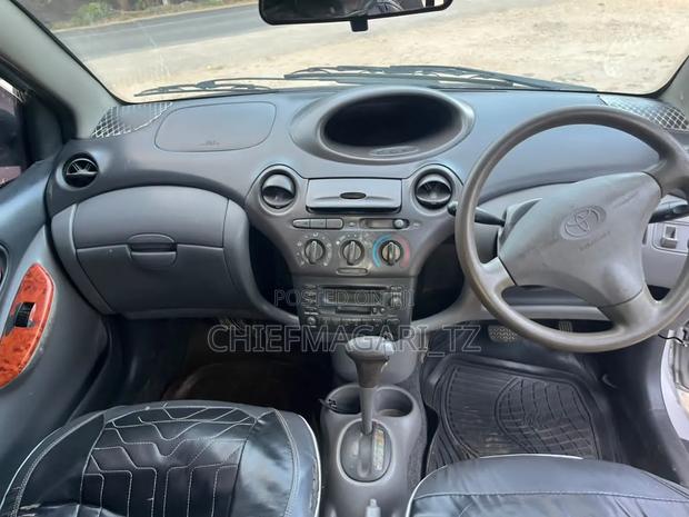 Toyota Vitz 2000 Silver