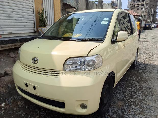 Toyota Porte 2005 Yellow
