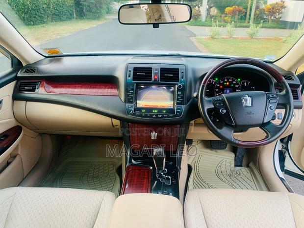 Toyota Crown 2009 White