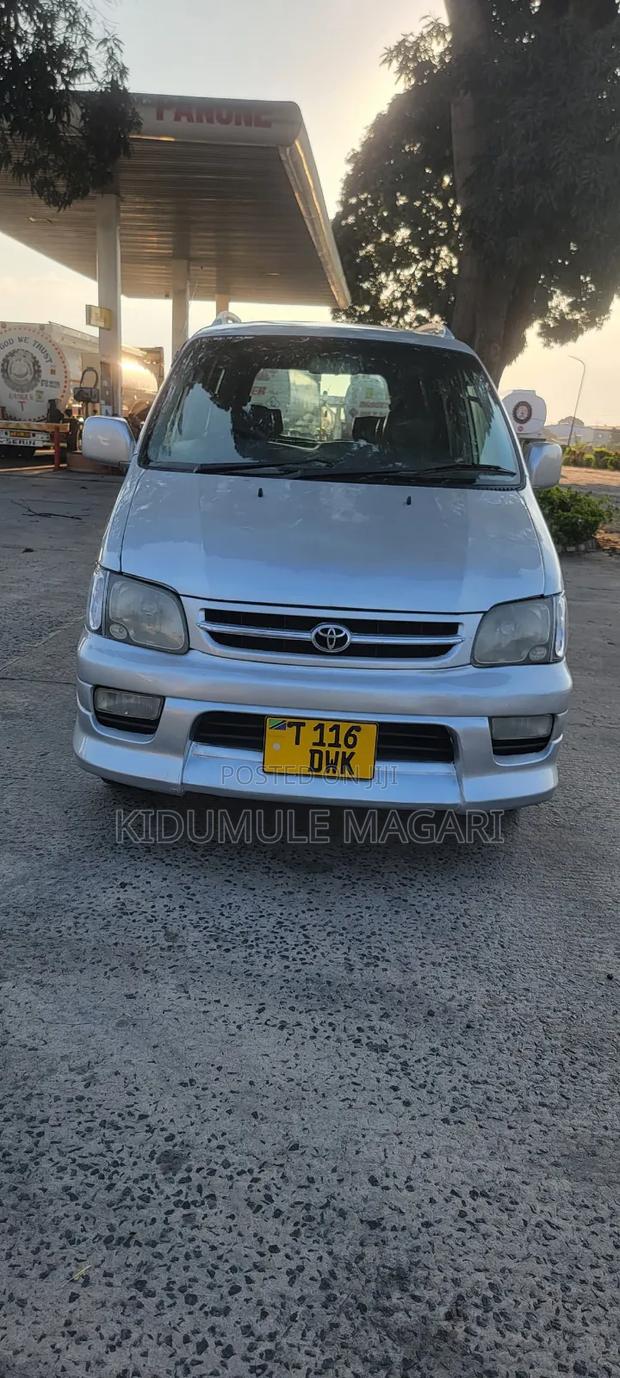 Toyota Noah 2002 Silver