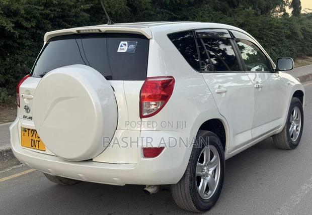 Toyota RAV4 I4 2006 White