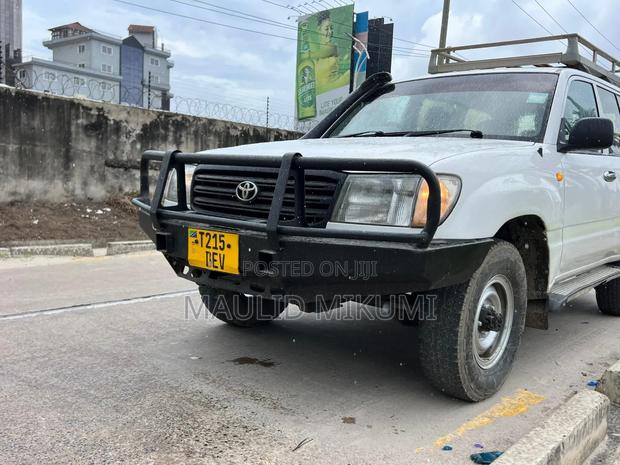 Toyota Land Cruiser 2000 White