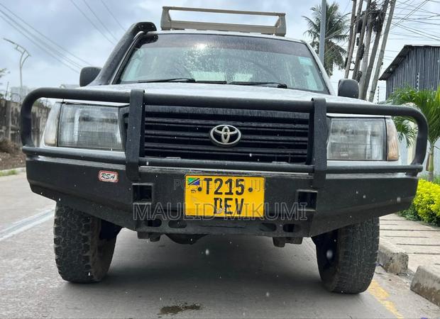 Toyota Land Cruiser 2000 White