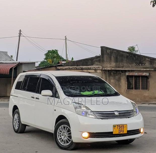 Toyota ISIS 1.8 L 2006 White