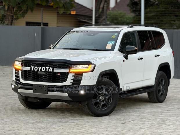 Toyota Land Cruiser LC300 2024 White