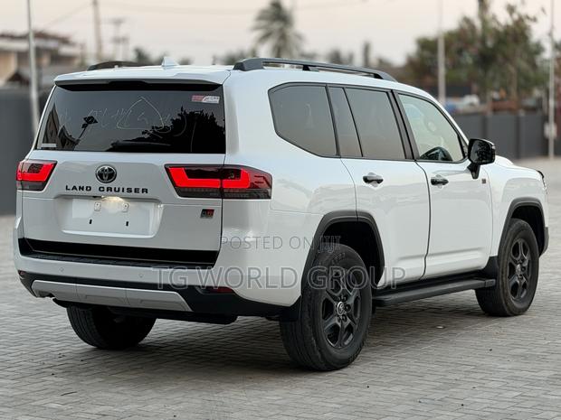 Toyota Land Cruiser LC300 2024 White