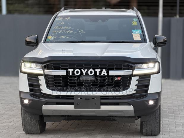 Toyota Land Cruiser LC300 2024 White