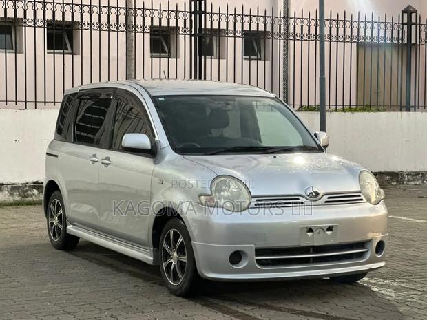 Toyota Sienta 2005 Silver