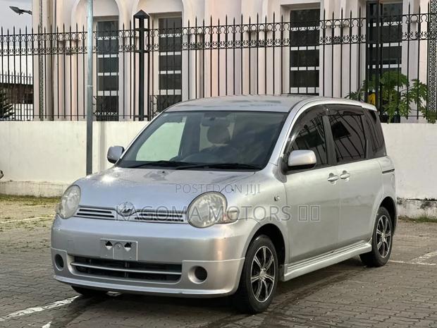 Toyota Sienta 2005 Silver