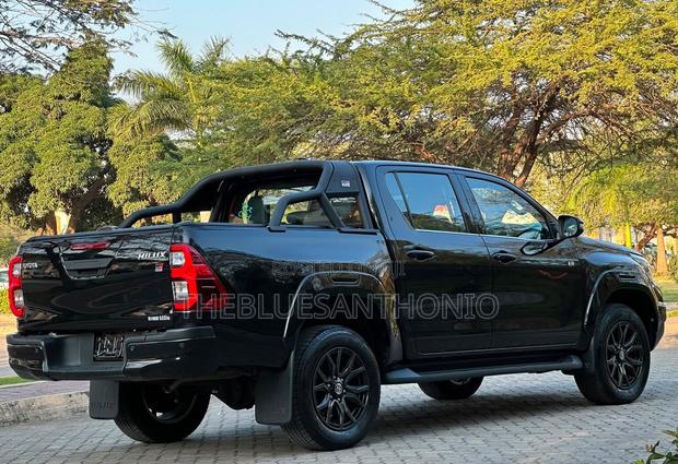 Toyota Hilux 2023 Black