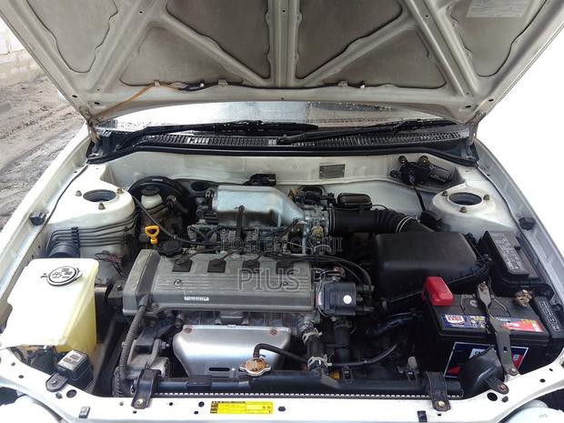 Toyota Corolla 2000 White